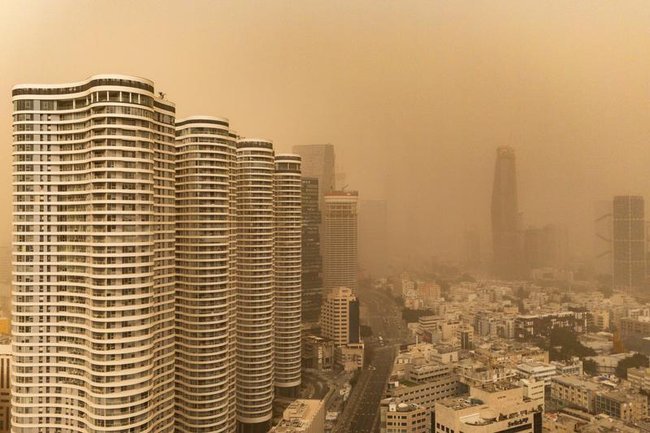 Вид на Тель-Авив во время хамсина