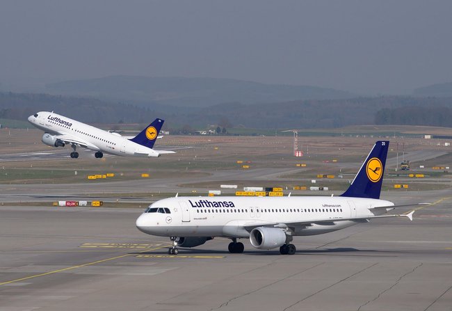 Самолет авиакомпании Lufthansa взлетает в небо