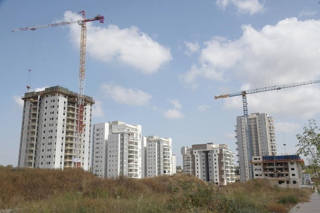 Строительство нового жилого квартала в Беэр-Яакове.