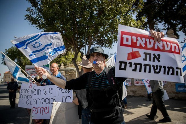 Антикоррупционные лозунги на протестах в Израиле.