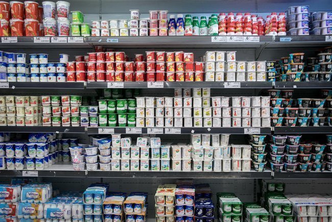 Полки с молочными продуктами в супермаркете.