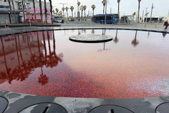 Фонтан на улице Алленби в Тель-Авиве.