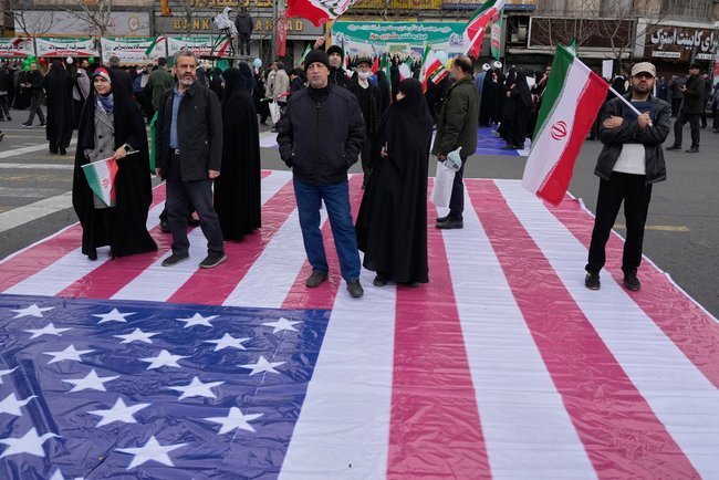 Участники мероприятий в честь годовщины Исламской революции топчут флаг США.