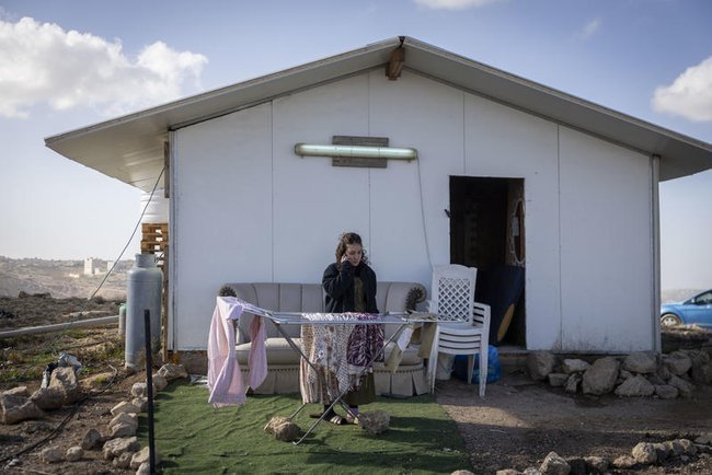 Поселенка около своего дома в одном из форпостов в Иудее и Самарии.