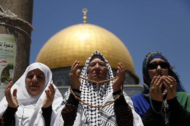 Мусульмане молятся у Купола Скалы на территории комплекса Аль-Акса в Старом городе Иерусалима во время Рамадана