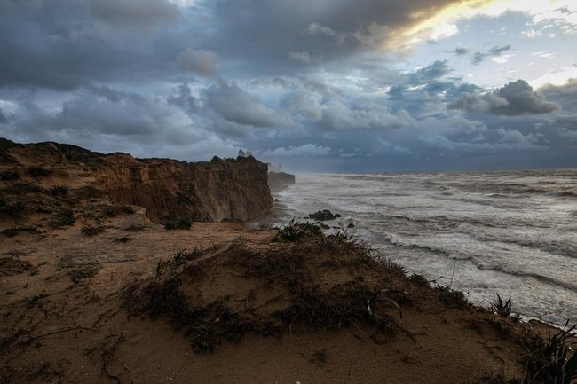 шторм над Средиземным морем недалеко от Нетании