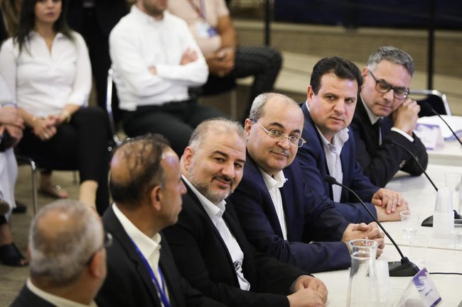 Представители партии «Объединенный арабский список» на заседании избирательной комиссии в Кнессете перед выборами 2019 года