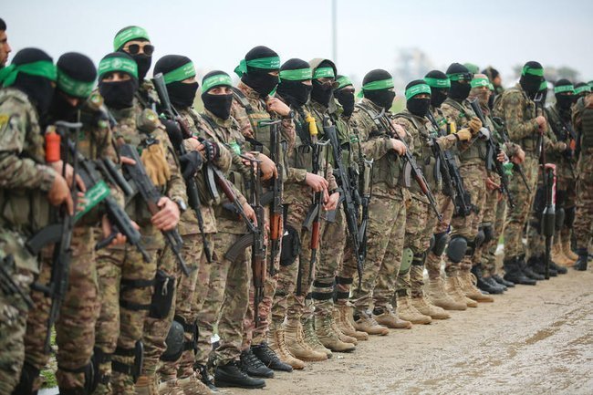 Передача израильских заложников Красному Кресту в рамках соглашения о прекращении огня между Израилем и ХАМАС в лагере Нусейрат