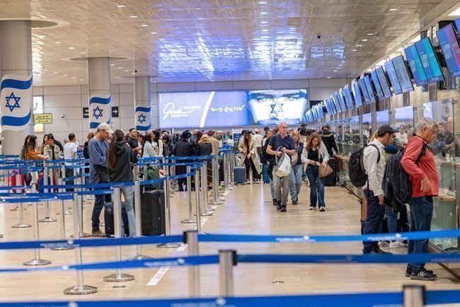люди в аэропорту Бен-Гурион в Тель-Авиве