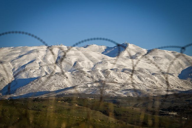 Вид на заснеженную гору Хермон в Сирии, снятый с северных Голанских высот, у сирийской границы