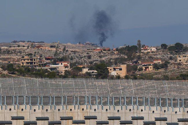 Дым поднимается над южным Ливаном после израильских авиаударов