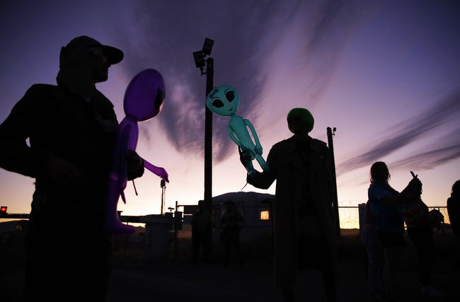 Американцы с надувными инопланетянами у входа к «Зоне 51»