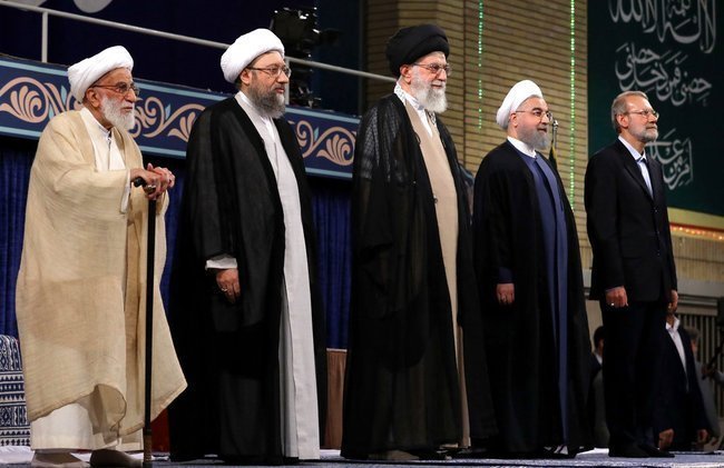 Али Лариджани, аятолла Хаменеи и другие официальные лица Ирана слушают гимн страны.