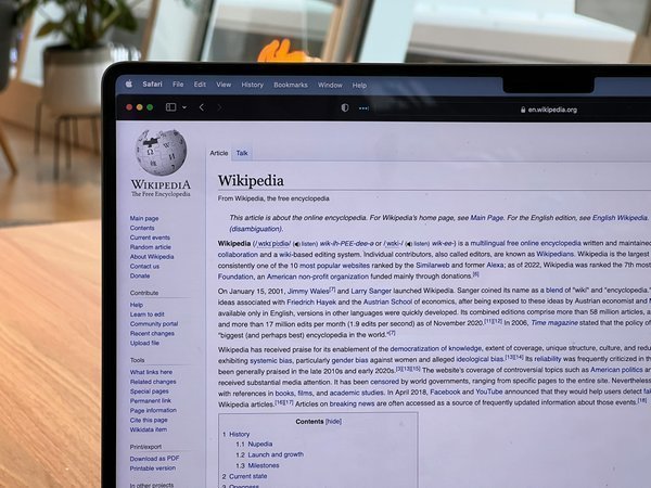 на компьютере открыта wikipedia