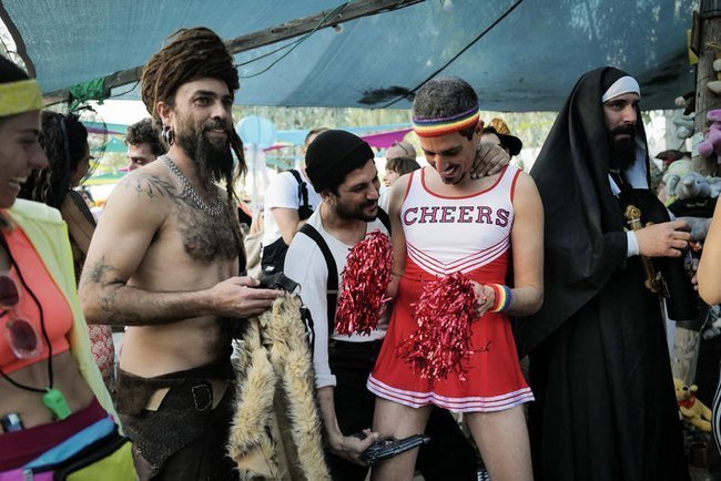 Участники рейва в парке ха-Ярден в ярких пуримских костюмах — от черлидерши до монашки