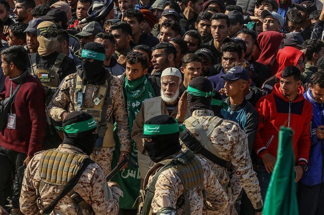 Хамас, Исламский джихад и тысячи людей у ​​дома Синвара в Хан-Юнисе