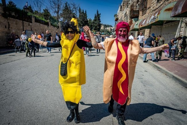 Люди в карнавальных костюмах на Пурим