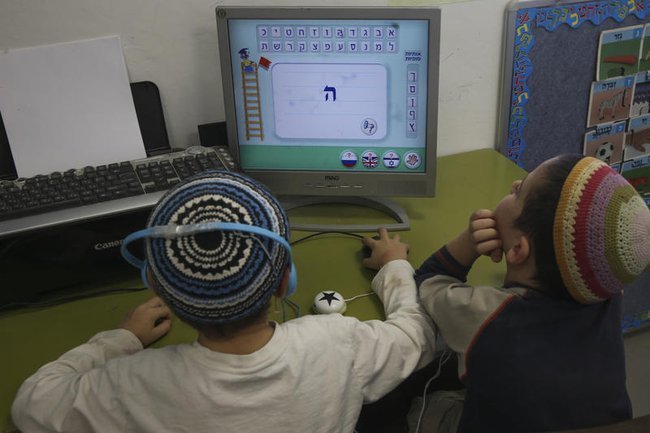 Дети изучают буквы.