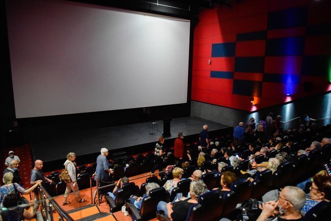 Посетители кинотеатра в Ришон-ле-Ционе.