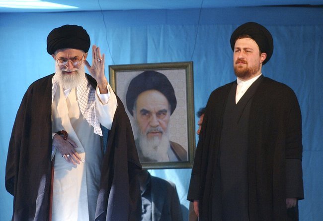 Верховный лидер Ирана аятолла Хаменеи и внук основателя Исламской республики Хасан Хомейни.