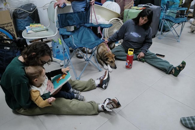 Жители Яффо прячутся в укрытии 28 февраля 2026 года.