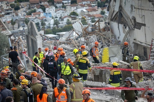 Спасатели на месте происшествия в Бейт-Шемеше