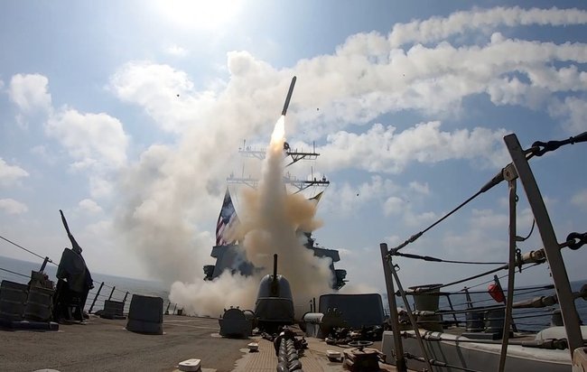 Запуск ракеты по Ирану с американского военного корабля.