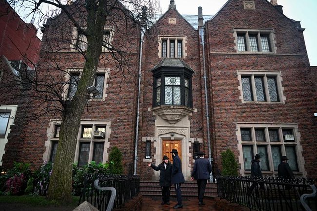 Ультраортодоксы возле семинарии Хабад-Любавичв Нью-Йорке