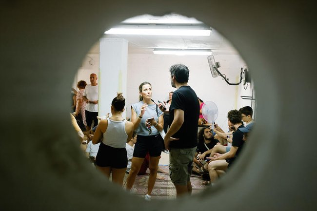 Жители Тель-Авива укрываются в общественном бомбоубежище после сирены, предупредившей о ракетном обстреле из Ирана