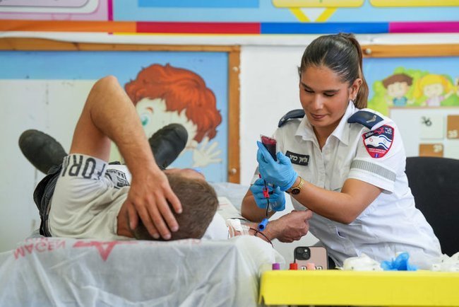 Человек сдает кровь