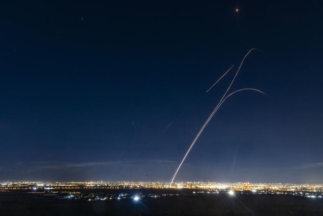 Система противоракетной обороны Израиля запускает перехватчики по ракетам, выпущенным из Ирана