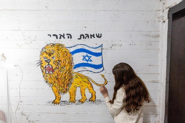 В общественном убежище во время сирены — картина с надписью «Операция “Рев льва”»