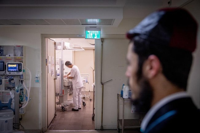 пациент ждет прием в больнице