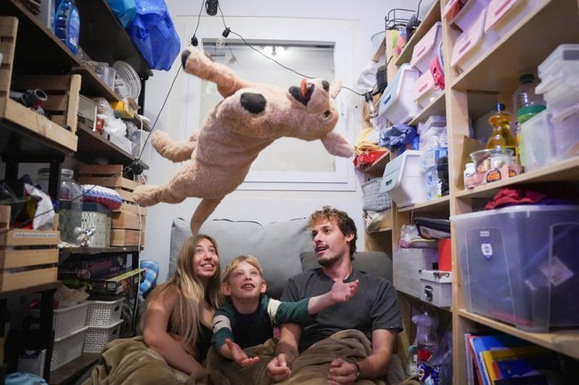 Люди укрываются в убежище, пока сирены предупреждают о приближающейся ракете, выпущенной из Ирана