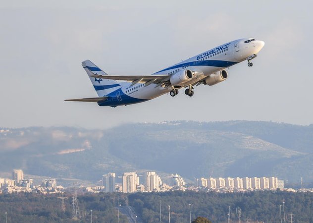 Самолет Эль-Аль взлетает