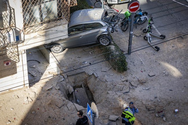 На месте падения осколка иранской ракеты в Тель-Авиве