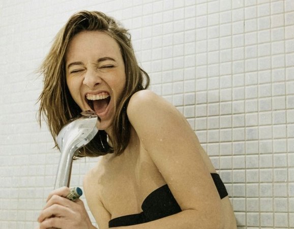 девушка поет в душе