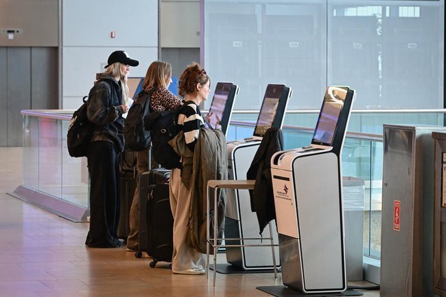 Пассажиры международного аэропорта имени Бен-Гуриона.