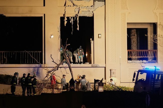 Спасательные службы ОАЭ на месте инцидента у отеля Fairmont в Дубае.