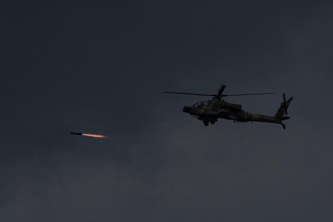 Вертолет ЦАХАЛ на границе с Ливаном во время ракетного залпа.