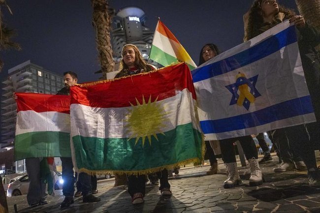 Курдские и израильские флаги на протестах в Тель-Авиве.