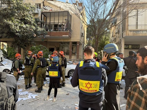 Спасатели на месте происшествия в центре Израиля