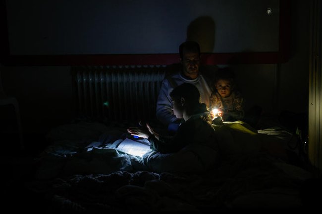 Иерусалимская семья устраивается на ночь в бомбоубежище.