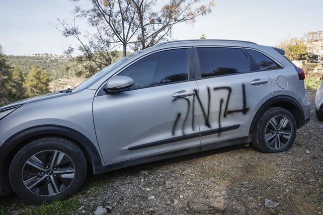 Слово «месть» на иврите, написанное на палестинском автомобиле.