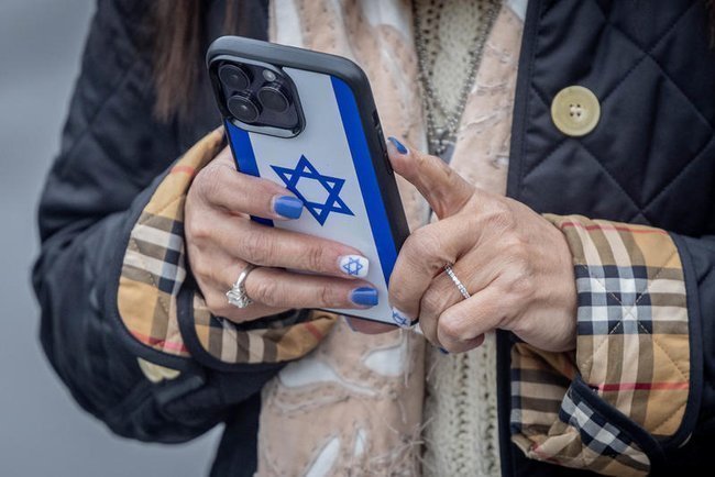 Телефон в руках женщины