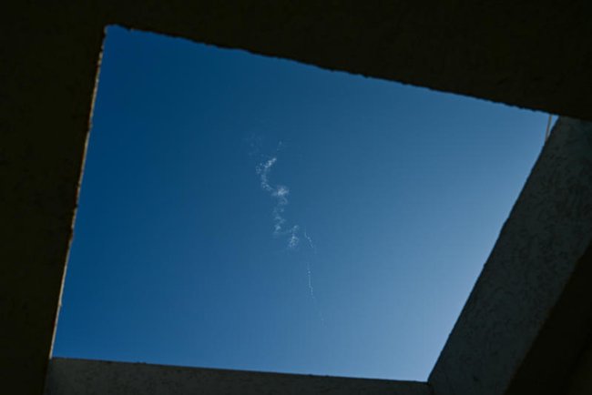 Следы перехвата баллистической ракеты, запущенной из Ливана