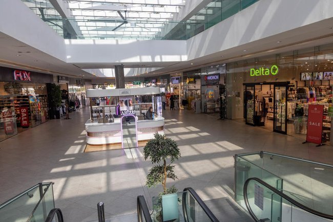 пустой торговый центр