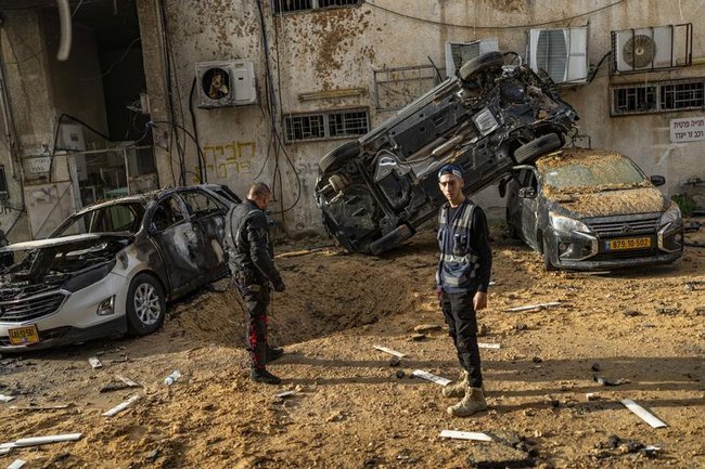 На месте падения осколка иранской ракеты в Холоне