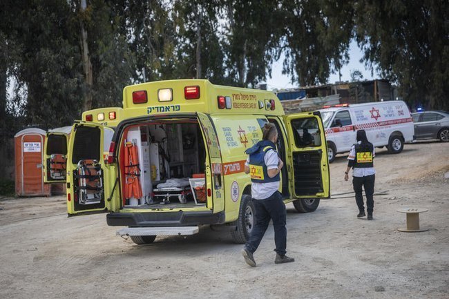 Сотрудник службы МАДА на месте падения ракеты