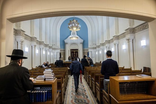 Евреи-ультраортодоксы в синагоге в Бельгии.